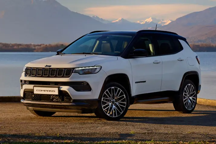 Vue trois quart avant droit du Jeep Compass