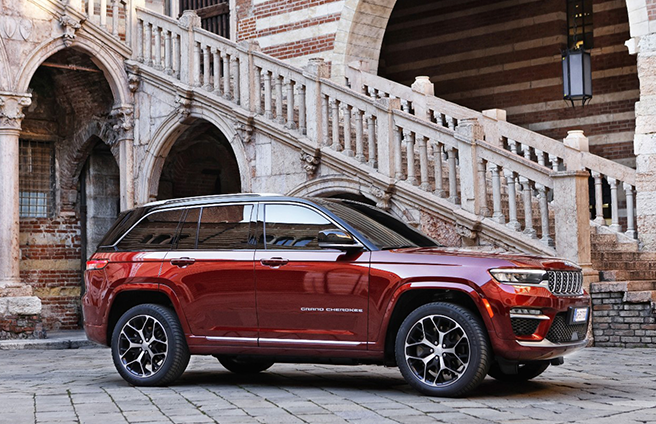 Jeep Grand Cherokee Hybride franchissant un chemin forestier