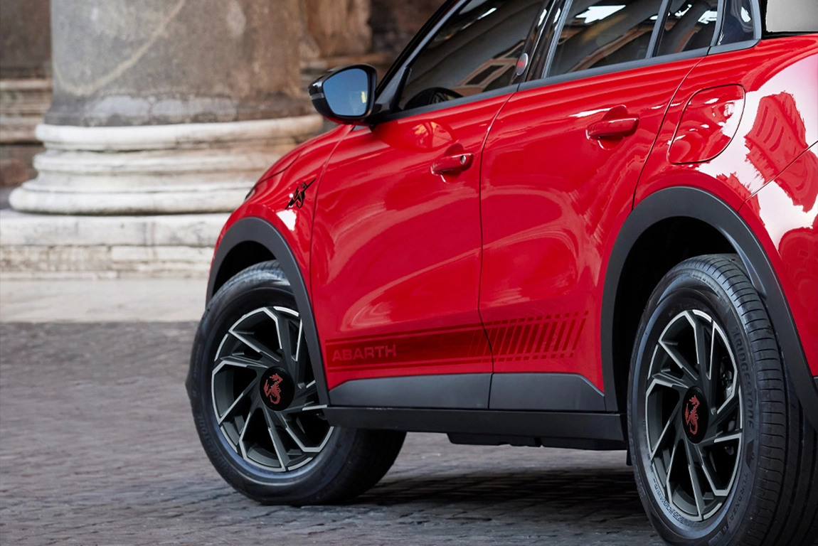 Vue trois quart arrière de l’Abarth 600e