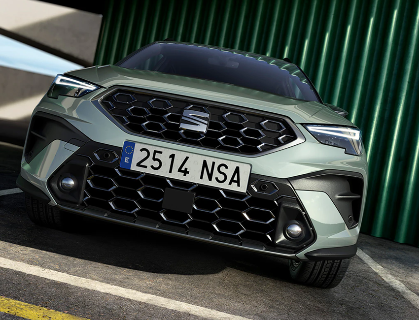 Vue avant dynamique du Seat Arona 2026 sur route urbaine