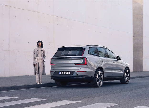 Volvo EX90 électrique vu de l’arrière sur route panoramique