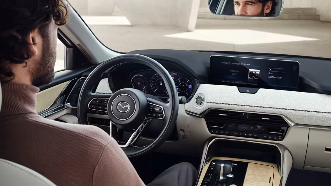 Vue conducteur du Mazda CX-60 sur route