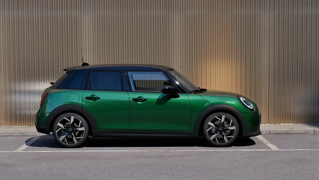 Vue avant de la MINI Cooper 5 portes sur fond noir