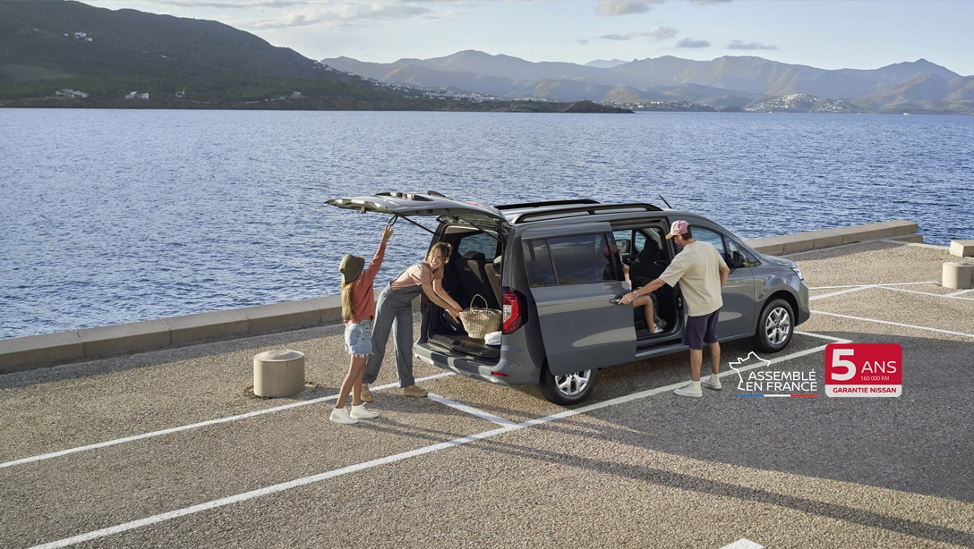 Vue avant du Nissan Townstar électrique sur fond noir