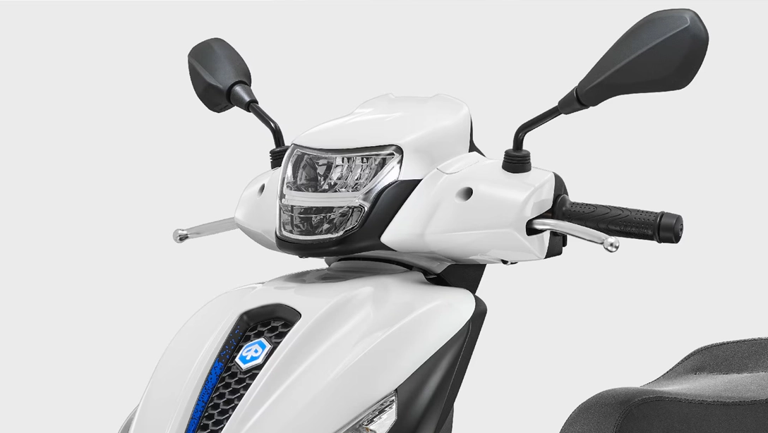 Vue latérale du Piaggio Medley sur fond noir