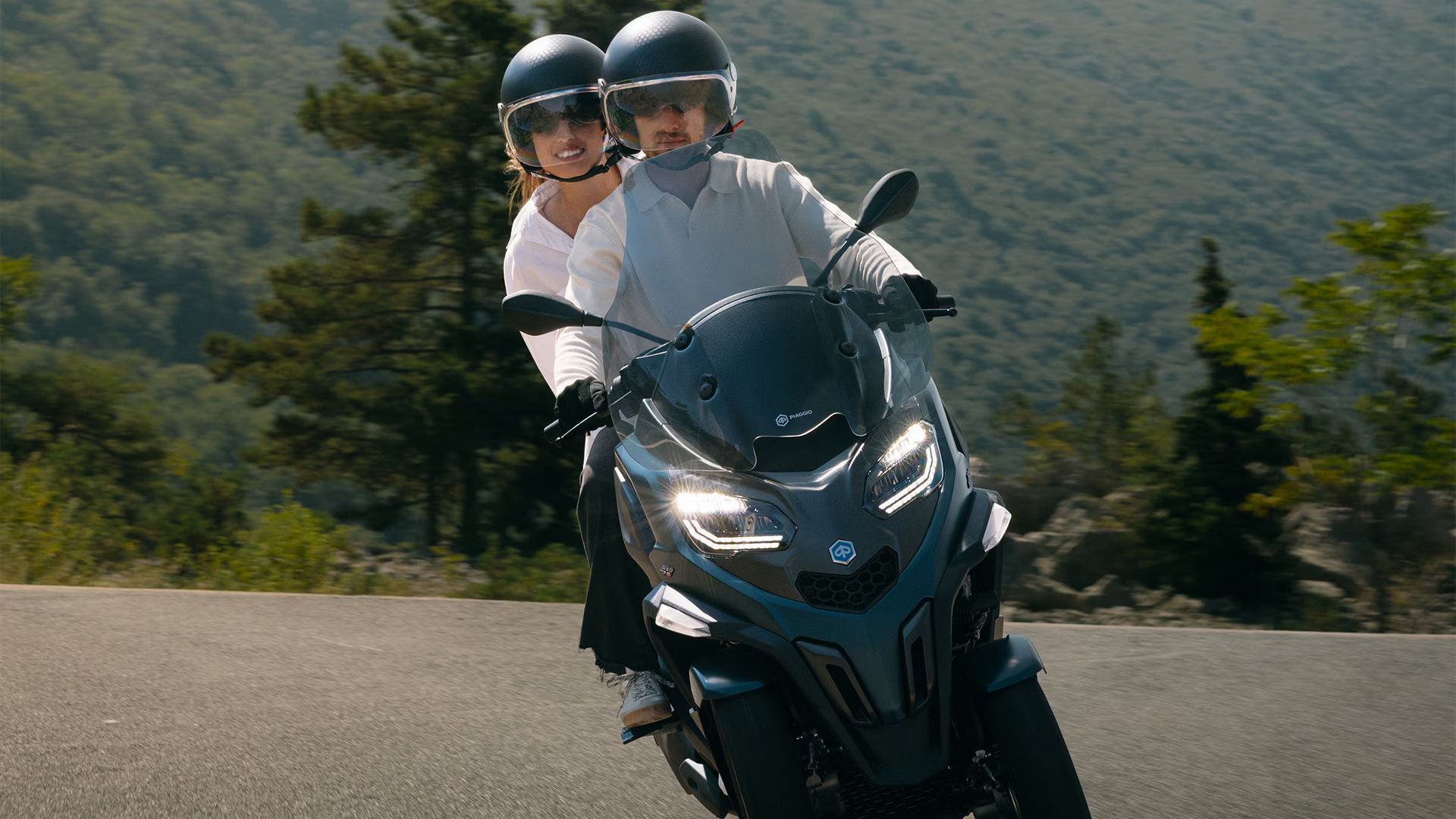 Vue de profil du Piaggio MP3 mettant en avant son design