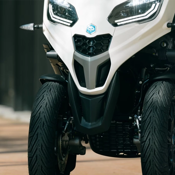 Double roue avant du Piaggio MP3 en détail